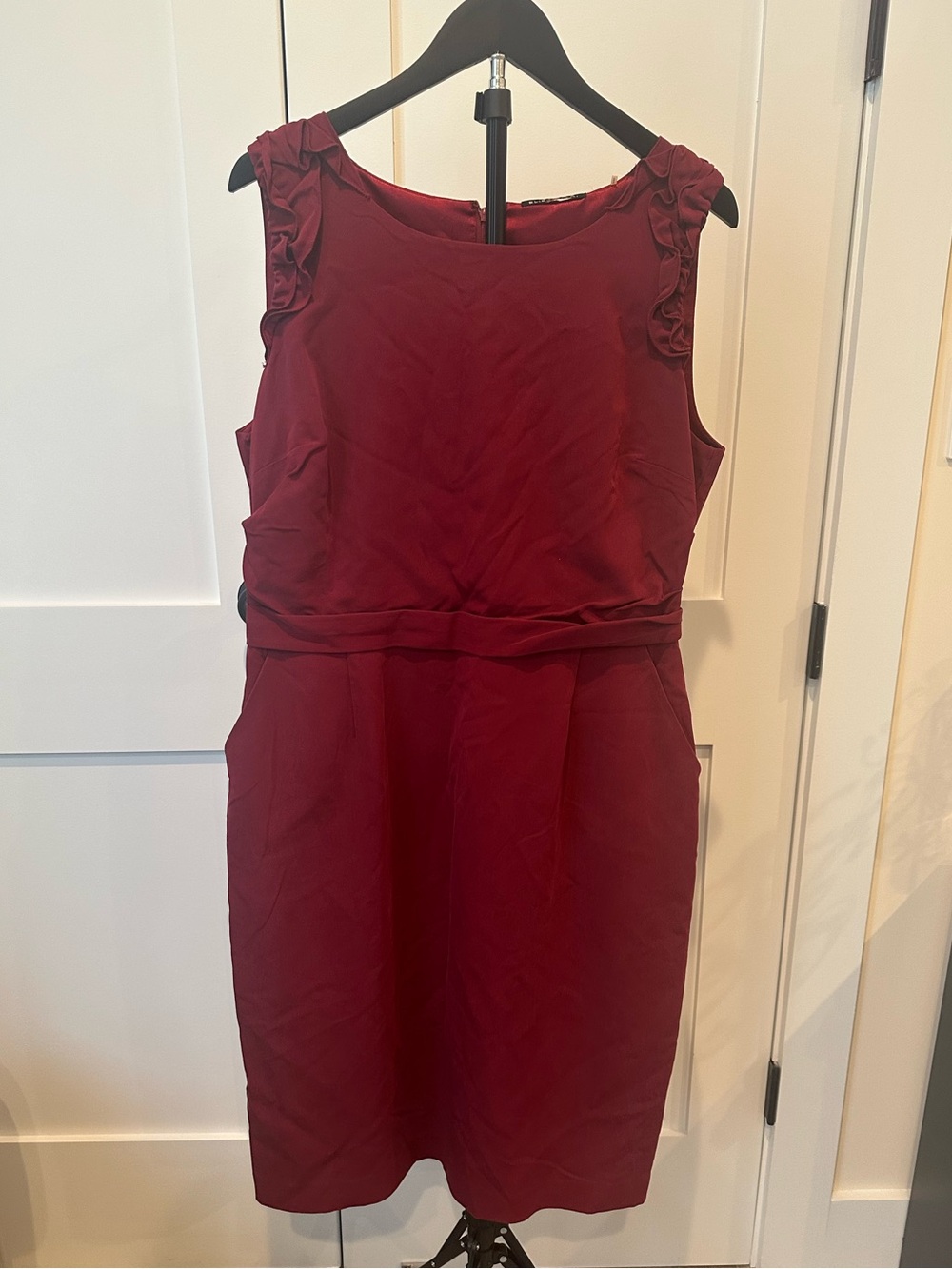 Elie Tahari Burgundy Cocktail Dress Size 14 | Ruffle Shoulder Sheath Dress
